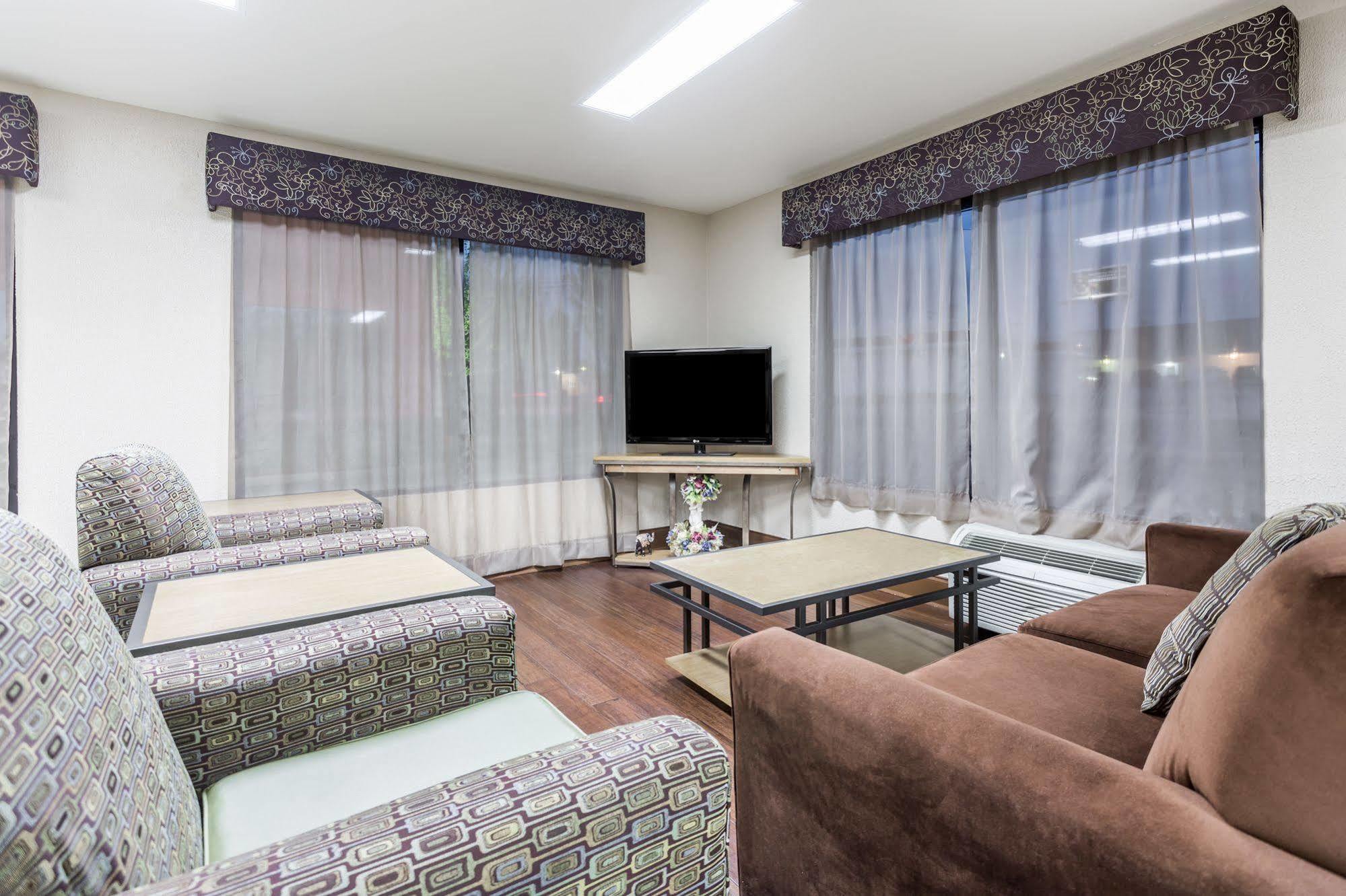 Super 8 By Wyndham Gainesville Extérieur photo